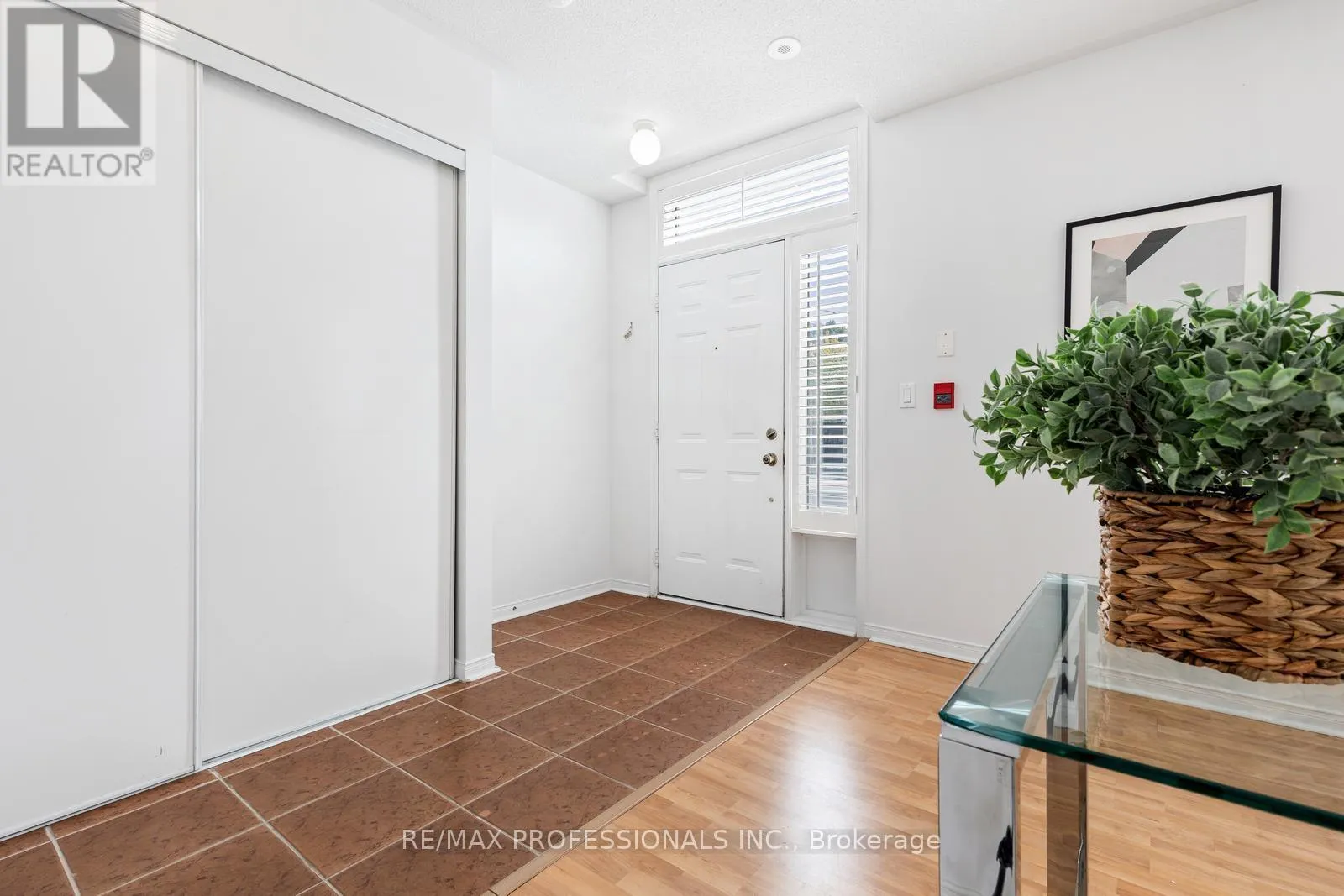 Residential Commercial Mix for rent: 104 - 3400 Lake Shore Boulevard W, Toronto, Ontario M8W 4Z9