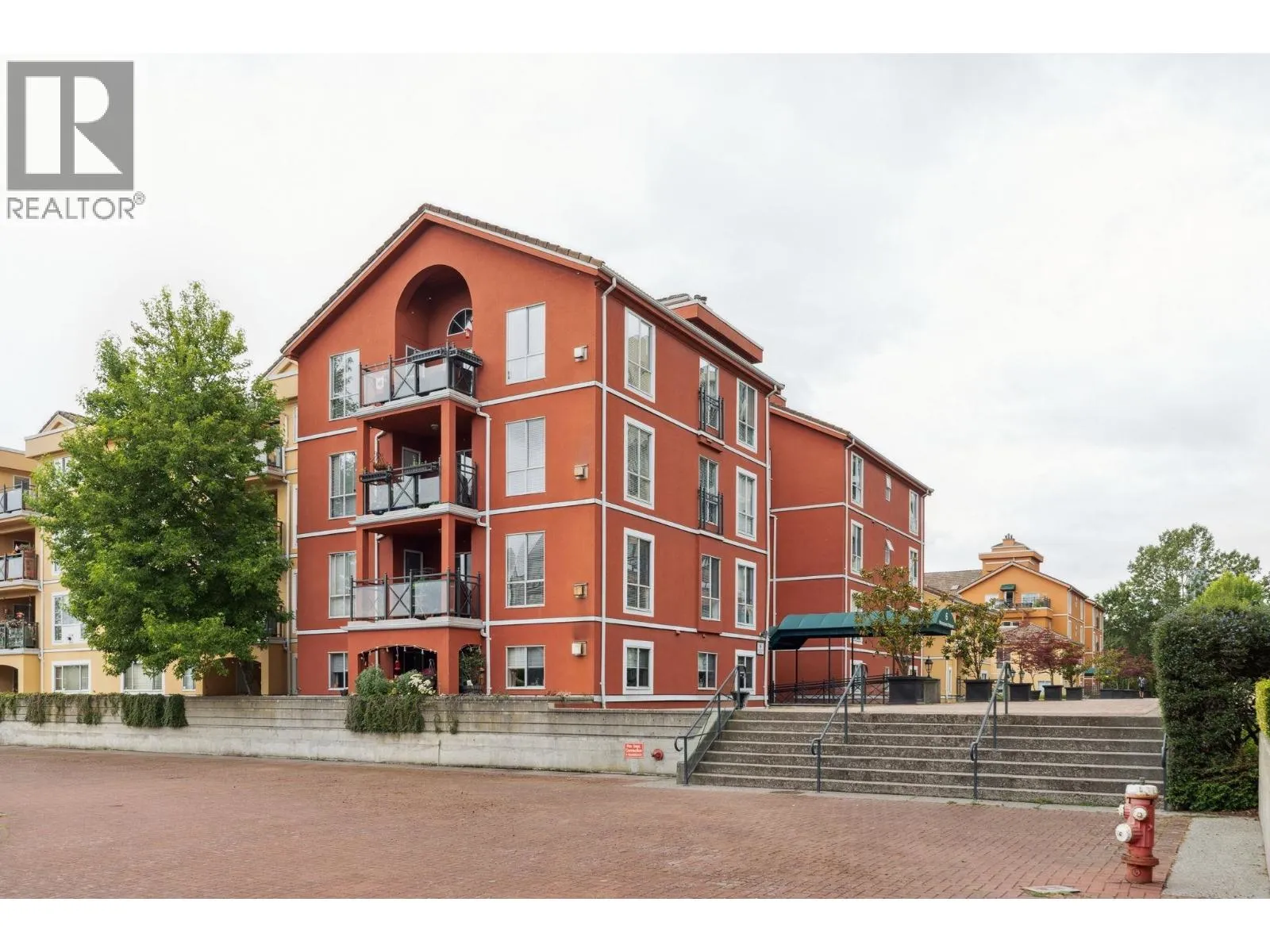 Apartment for rent: 104 6 Renaissance Square, New Westminster, British Columbia V3M 6N8