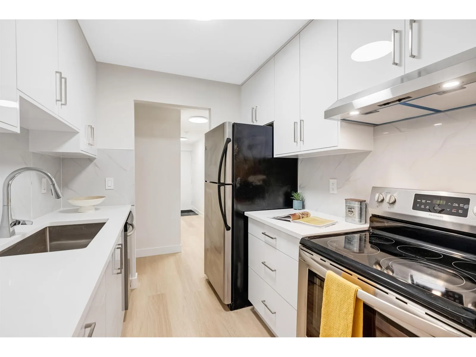 Apartment for rent: 104 7155 134 Street, Surrey, British Columbia V3W 4T1