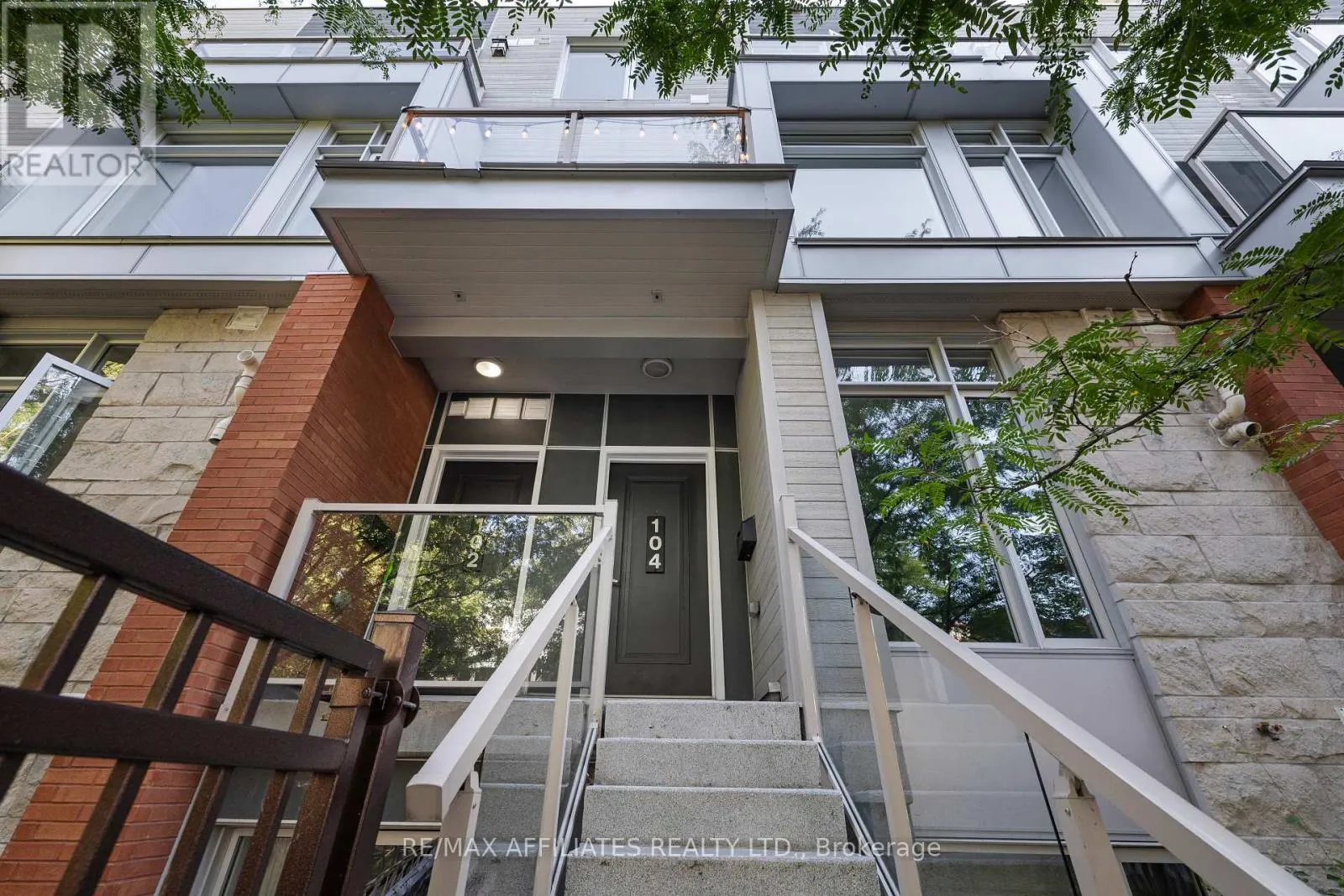 Row / Townhouse for rent: 104 Holmwood Avenue, Ottawa, Ontario K1S 5V1