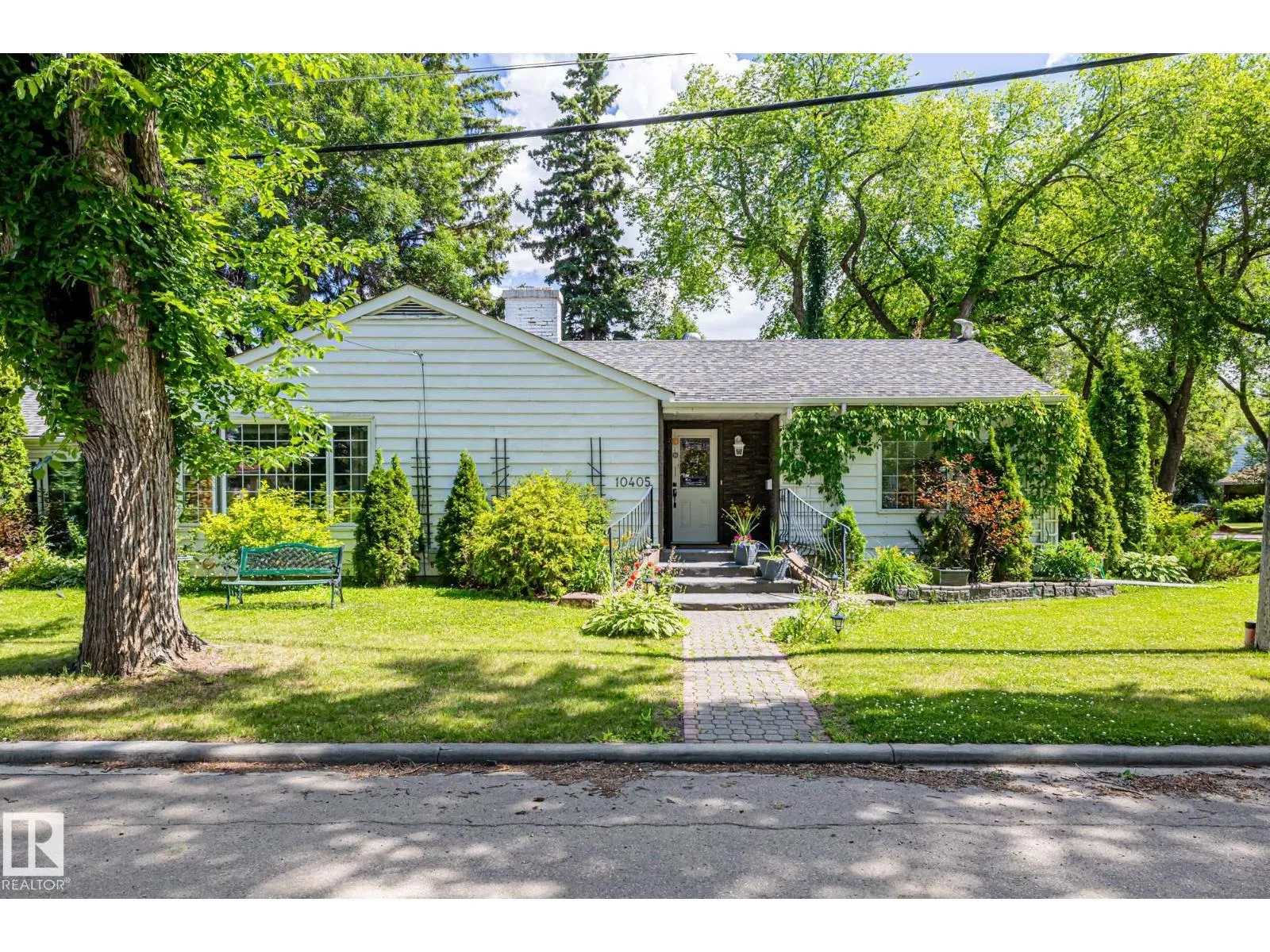 House for rent: 10405 Glenora Cr Nw, Edmonton, Alberta T5N 3J6