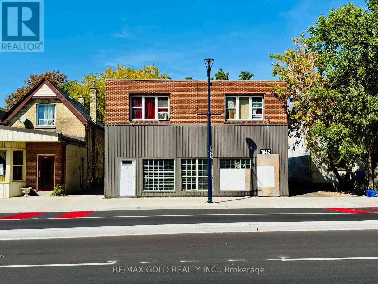 Residential Commercial Mix for rent: 1042 Dundas Street, London East, Ontario N5W 3A5