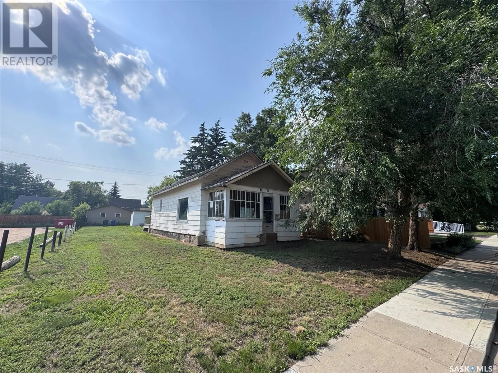 House for rent: 1044 7th Avenue Nw, Moose Jaw, Saskatchewan S6H 4C4