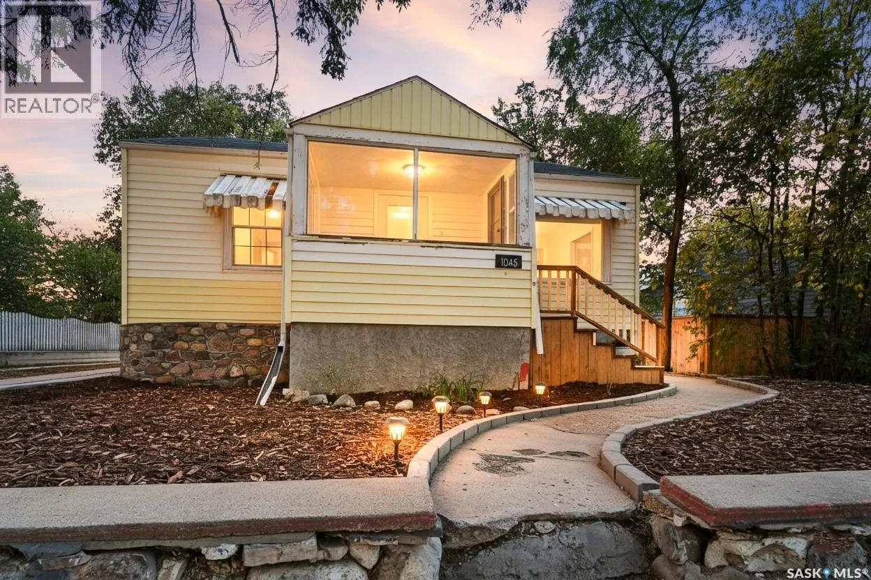 House for rent: 1045 4th Avenue Nw, Moose Jaw, Saskatchewan S6H 3X2