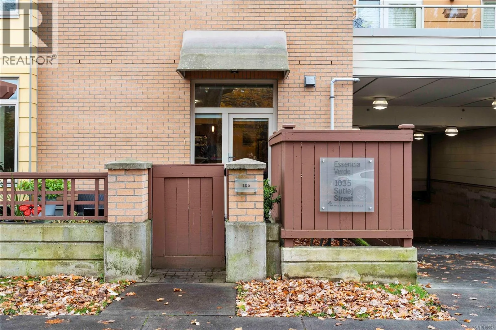 Row / Townhouse for rent: 105 1035 Sutlej St, Victoria, British Columbia V8V 2V9