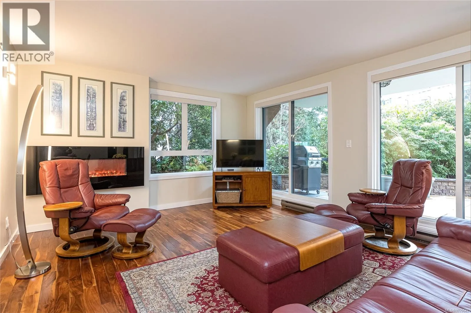 Apartment for rent: 105 1375 Newport Ave, Oak Bay, British Columbia V8S 5E8