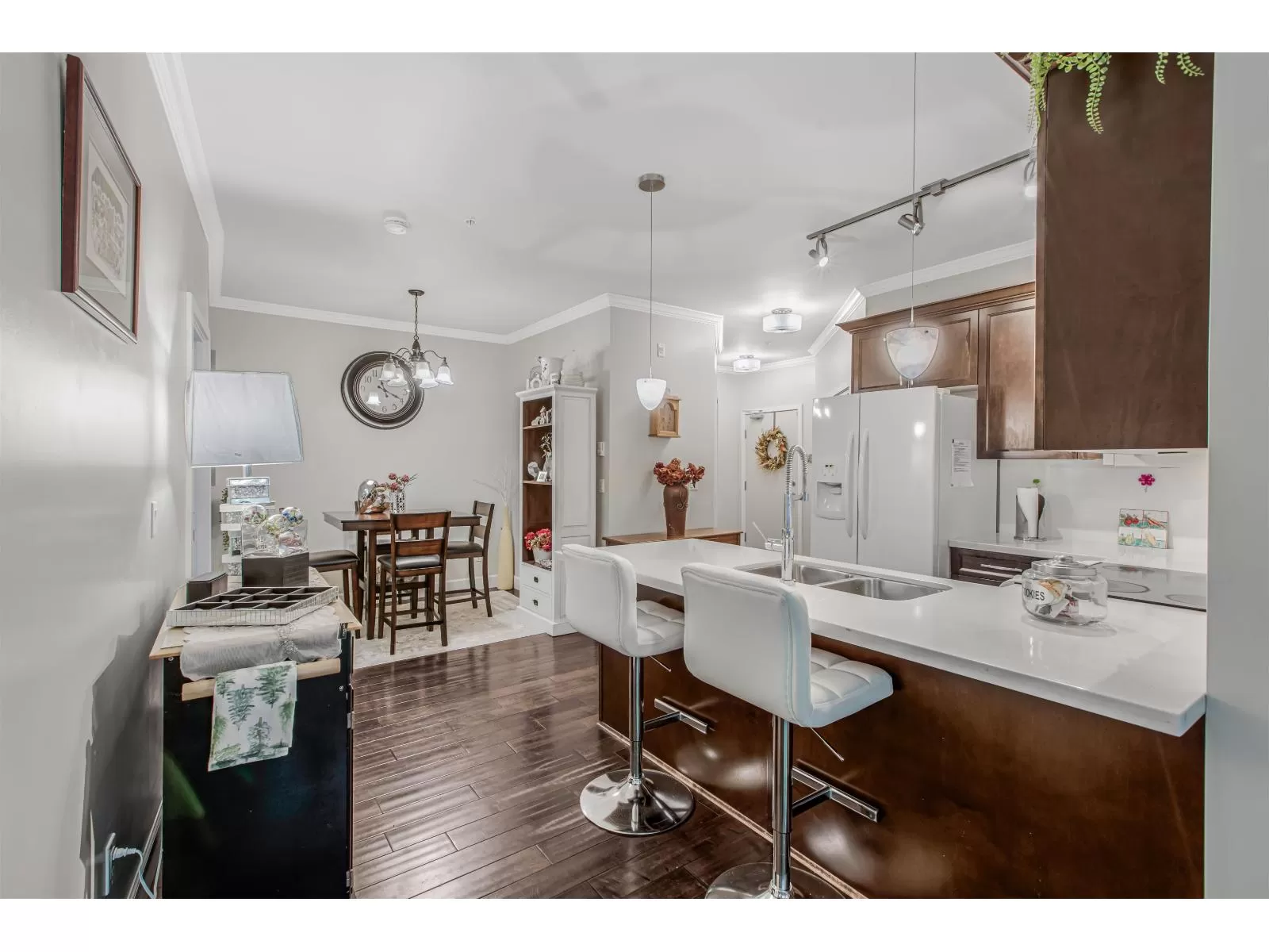 Apartment for rent: 105 15268 18 Avenue, Surrey, British Columbia V4A 1W8