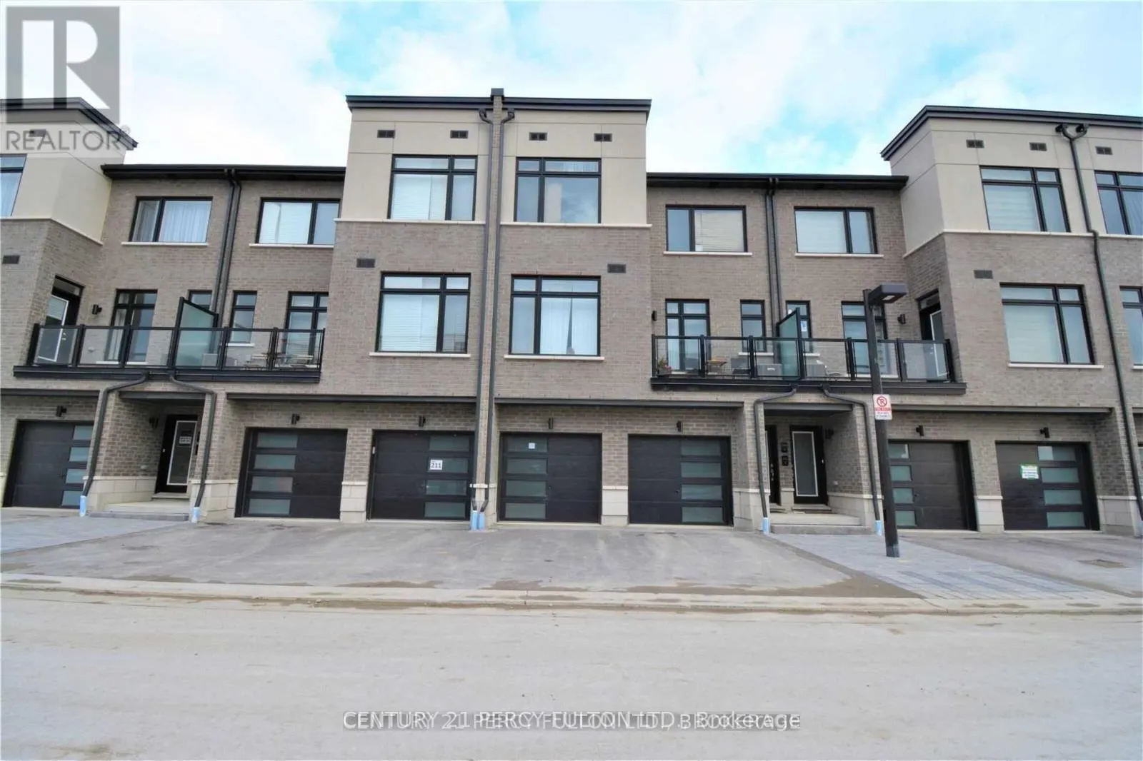 Row / Townhouse for rent: 105 - 2550 Castlegate Crossing Drive, Pickering, Ontario L1X 0G4