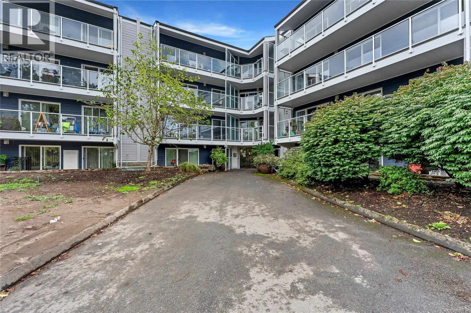 Apartment for rent: 105 3277 Quadra St, Saanich, British Columbia V8X 4W9