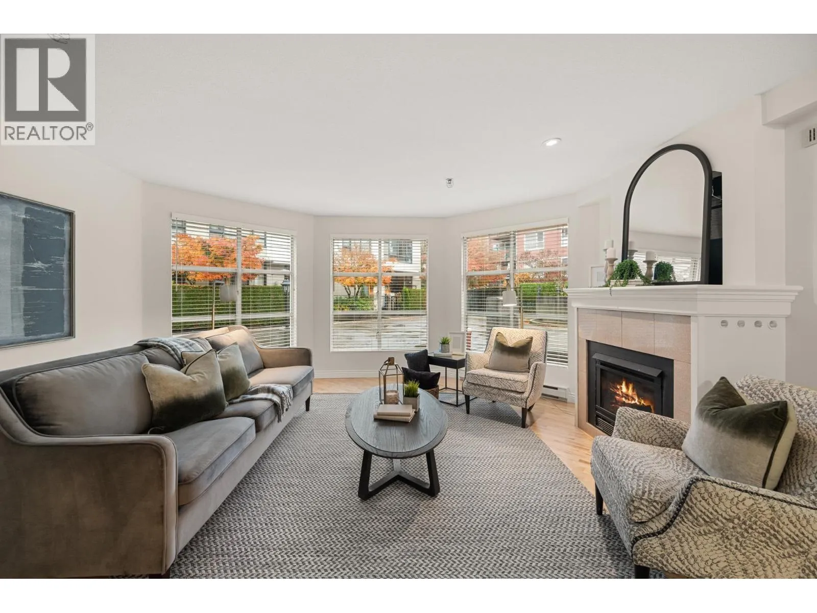 Apartment for rent: 105 5 Renaissance Square, New Westminster, British Columbia V3M 6K5