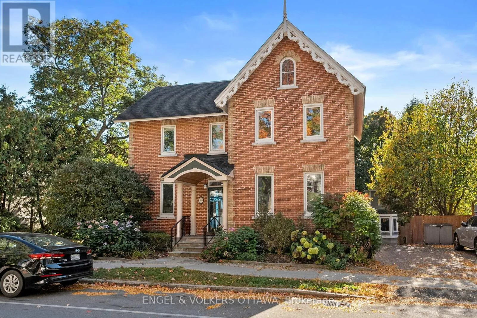 House for rent: 105 Crichton Street, Ottawa, Ontario K1M 1V8