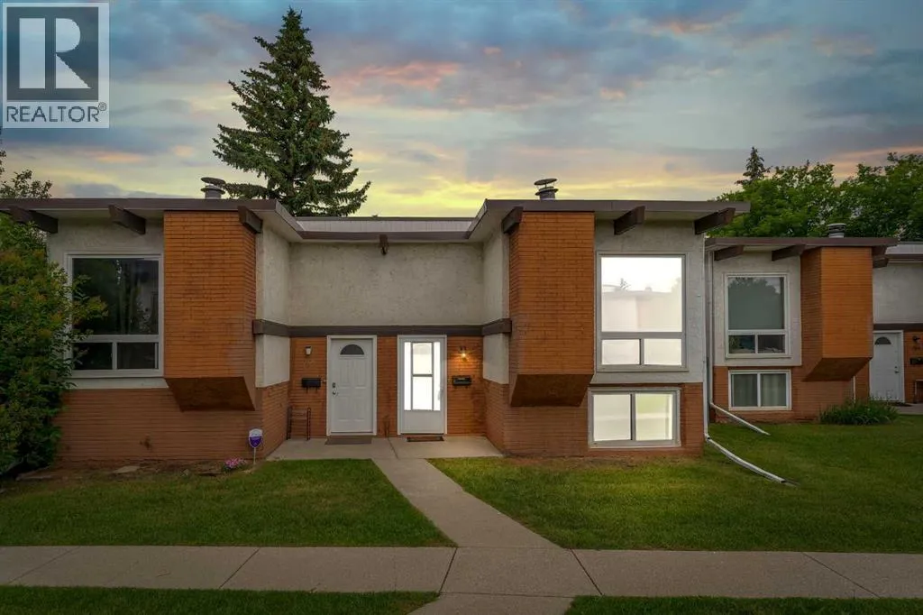 Row / Townhouse for rent: 105 Pinemont Bay Ne, Calgary, Alberta T1Y 2V7