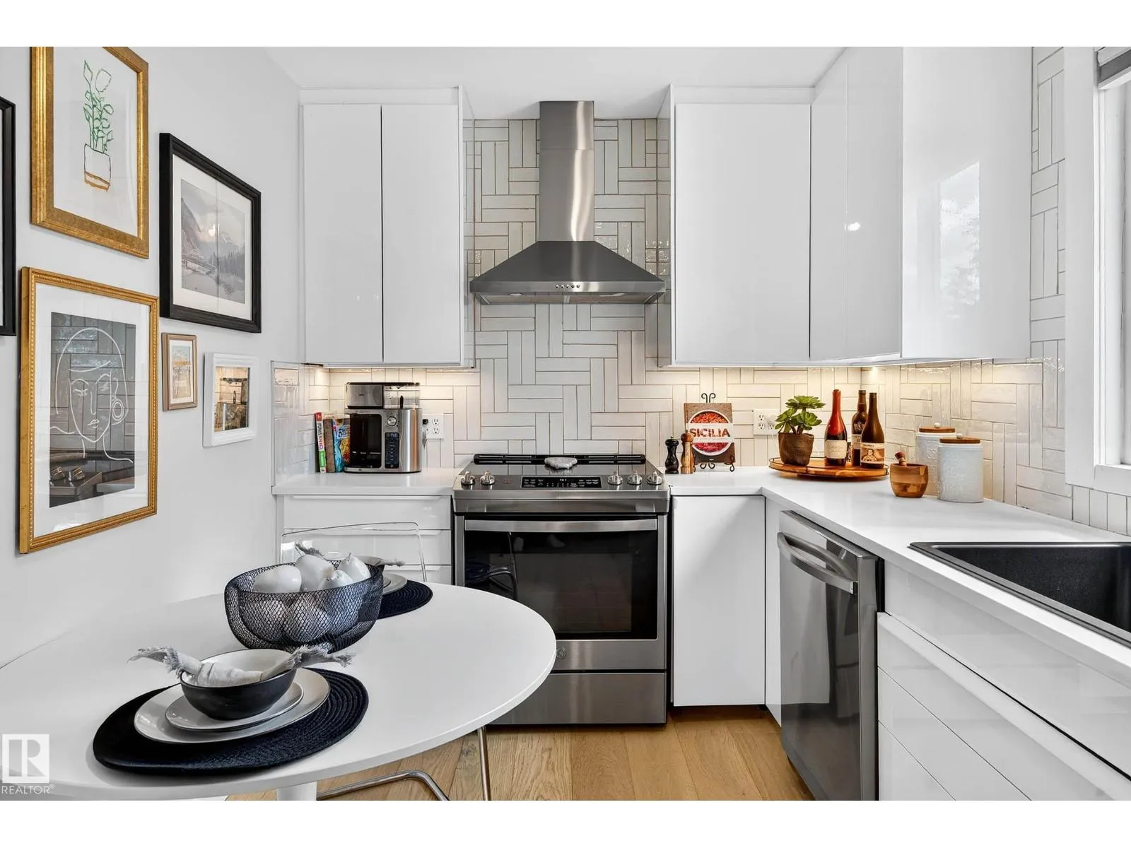 House for rent: 10507 69 Av Nw, Edmonton, Alberta T6H 2C5