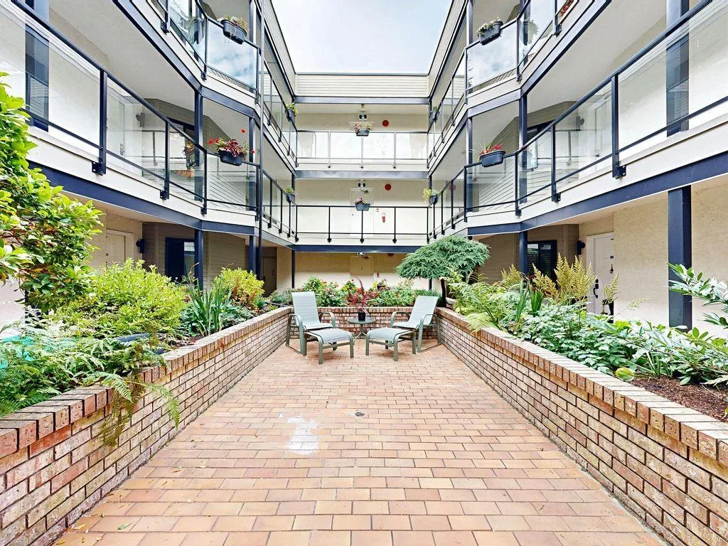 Apartment for rent: 106 1467 Martin Street, White Rock, British Columbia V4B 3W8