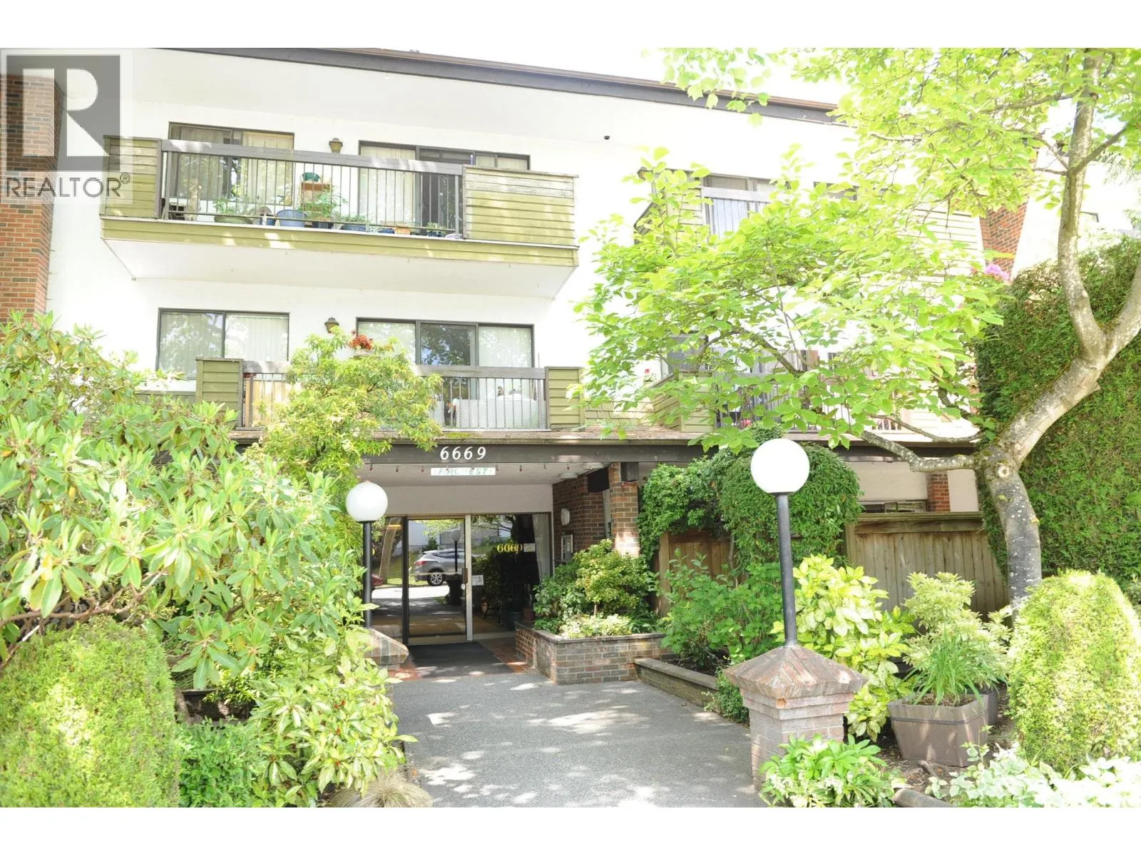 Apartment for rent: 106 6669 Telford Avenue, Burnaby, British Columbia V5H 4A1