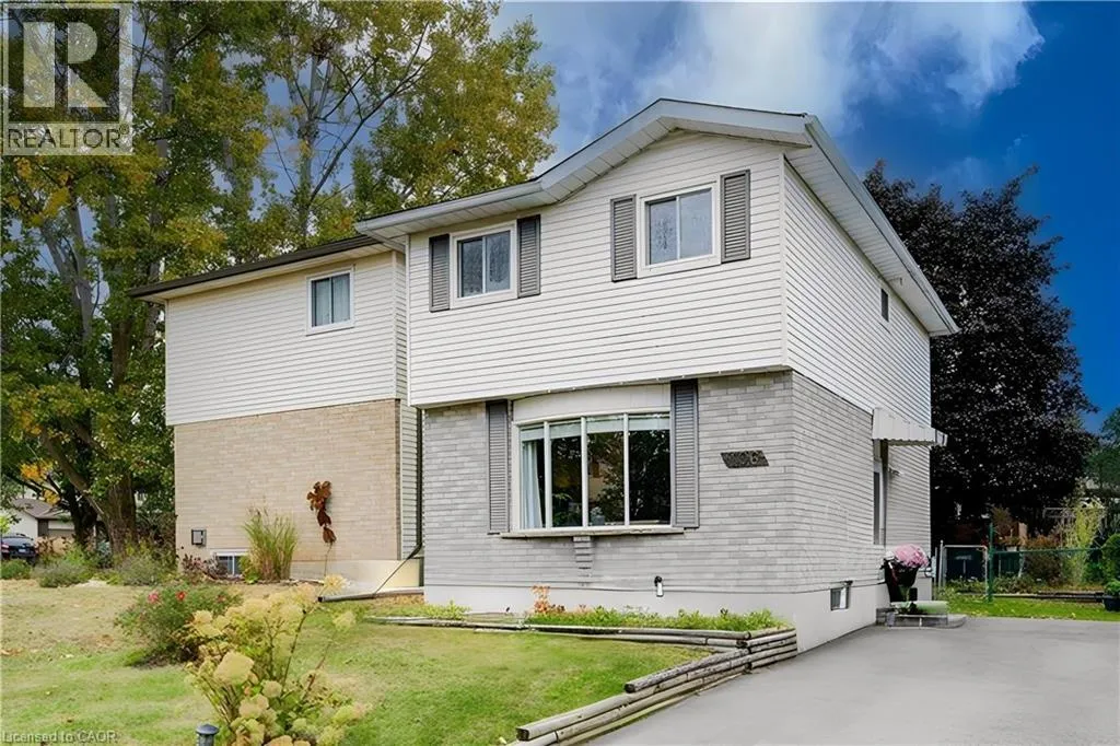 House for rent: 106 Cornerbrook Crescent, Waterloo, Ontario N2V 1L2