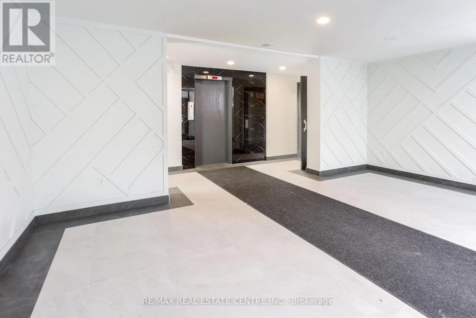 Other for rent: 107 - 5 Hill Heights Road, Toronto, Ontario M8Y 1Y9