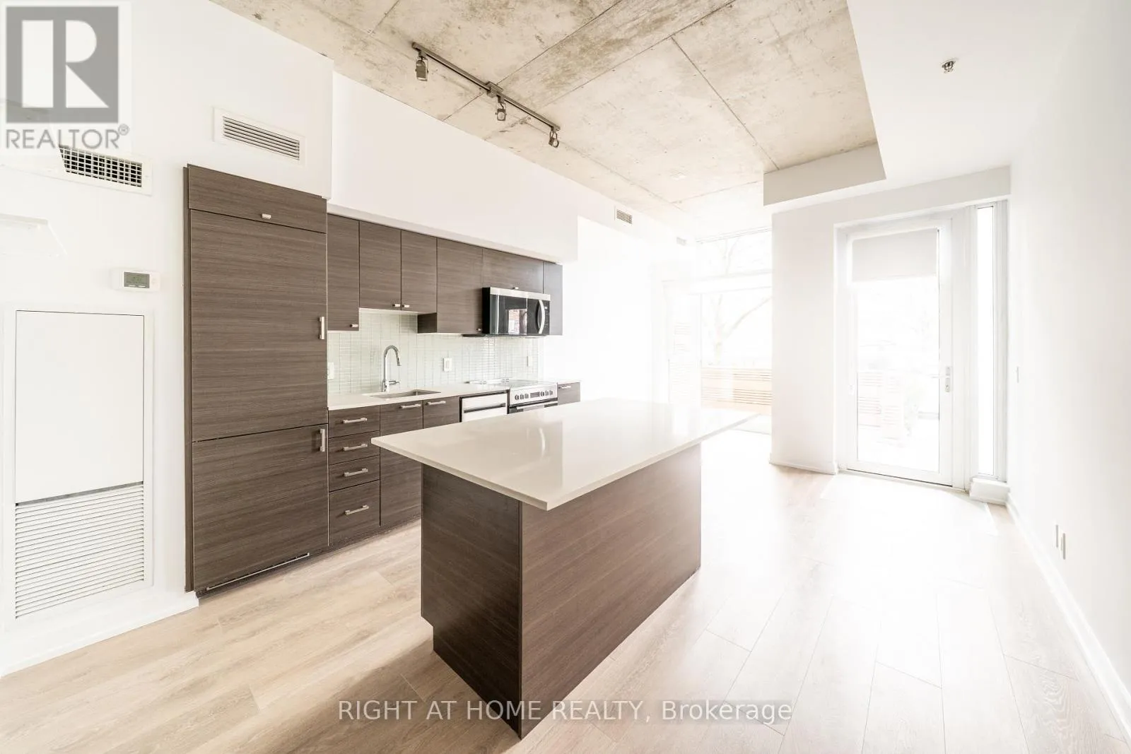 Apartment for rent: 107 - 707 Dovercourt Road, Toronto, Ontario M6H 0B5