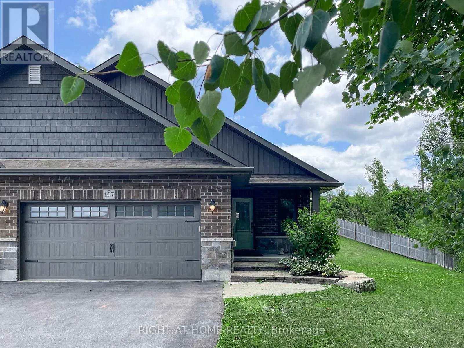 Row / Townhouse for rent: 107 Aspen Drive, Quinte West, Ontario K8V 0E2