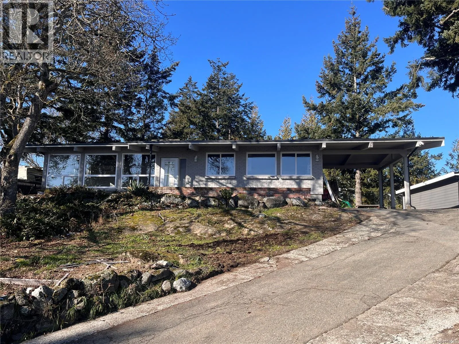 House for rent: 107 Island Hwy, View Royal, British Columbia V9B 1G1