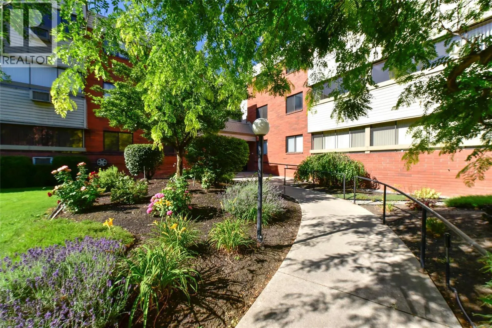 Apartment for rent: 1075 Bernard Avenue Unit# 214, Kelowna, British Columbia V1Y 6P7