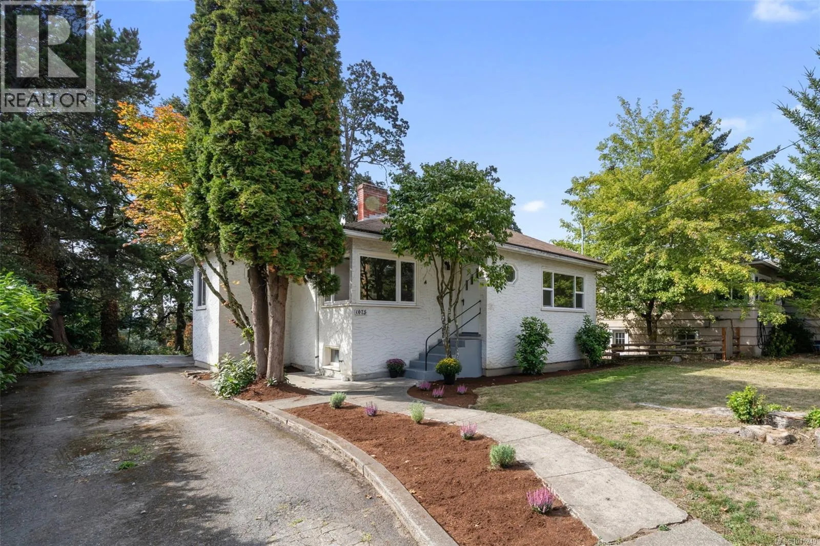 House for rent: 1075 Burnside Rd W, Saanich, British Columbia V8Z 1N4