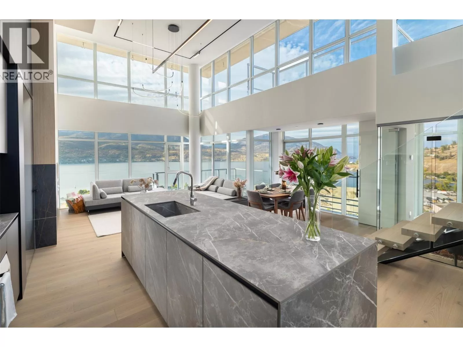 Apartment for rent: 1075 Sunset Drive Unit# Ph1, Kelowna, British Columbia V1Y 9Y9