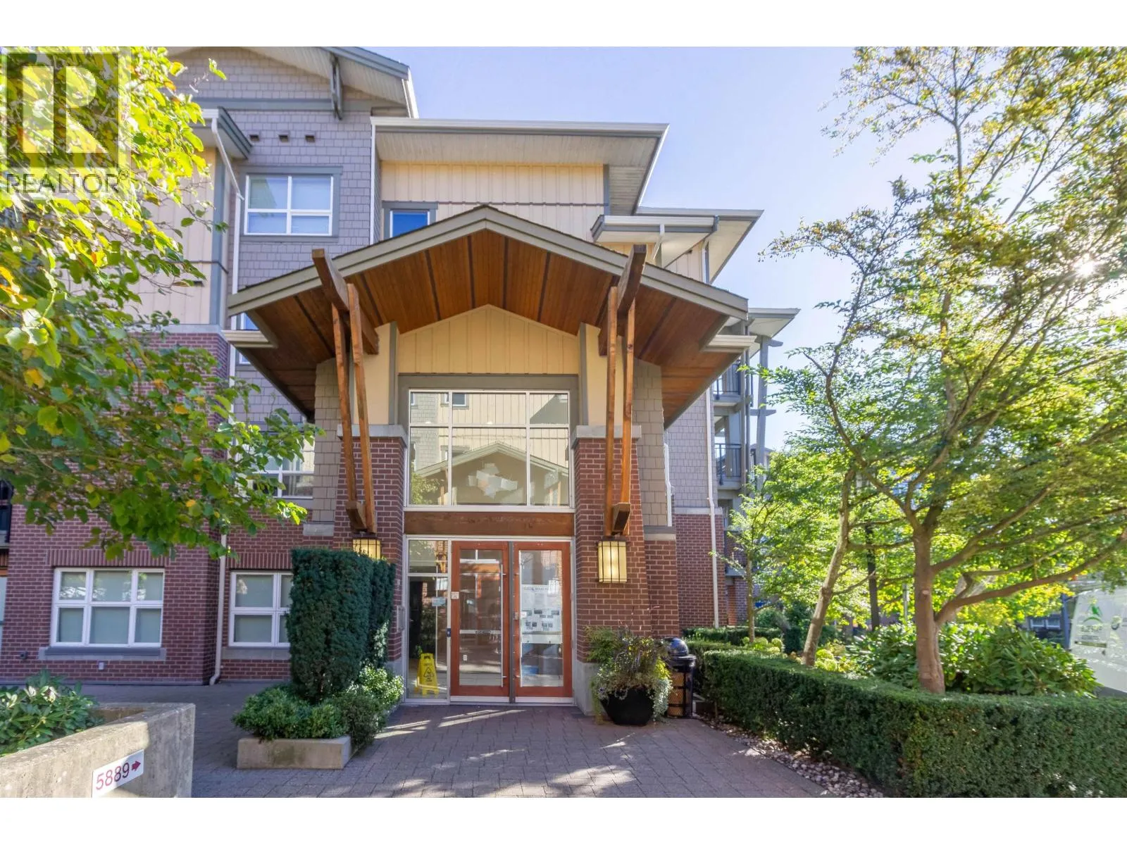 Apartment for rent: 108 5889 Irmin Street, Burnaby, British Columbia V5J 0C1