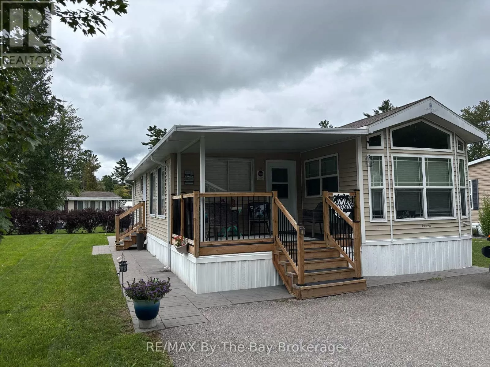 Mobile Home for rent: 108 Madawaska Trail, Wasaga Beach, Ontario L9Z 1X7