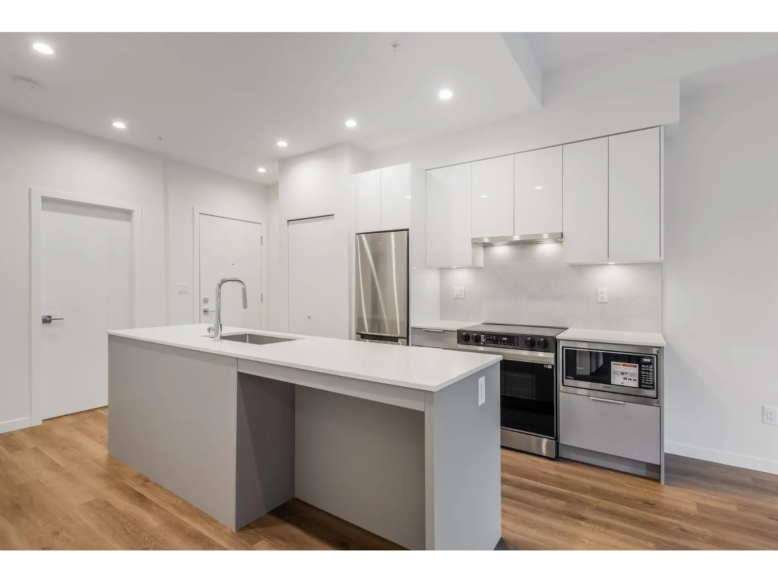 Apartment for rent: 109 14257 103a Avenue, Surrey, British Columbia V3T 1T1