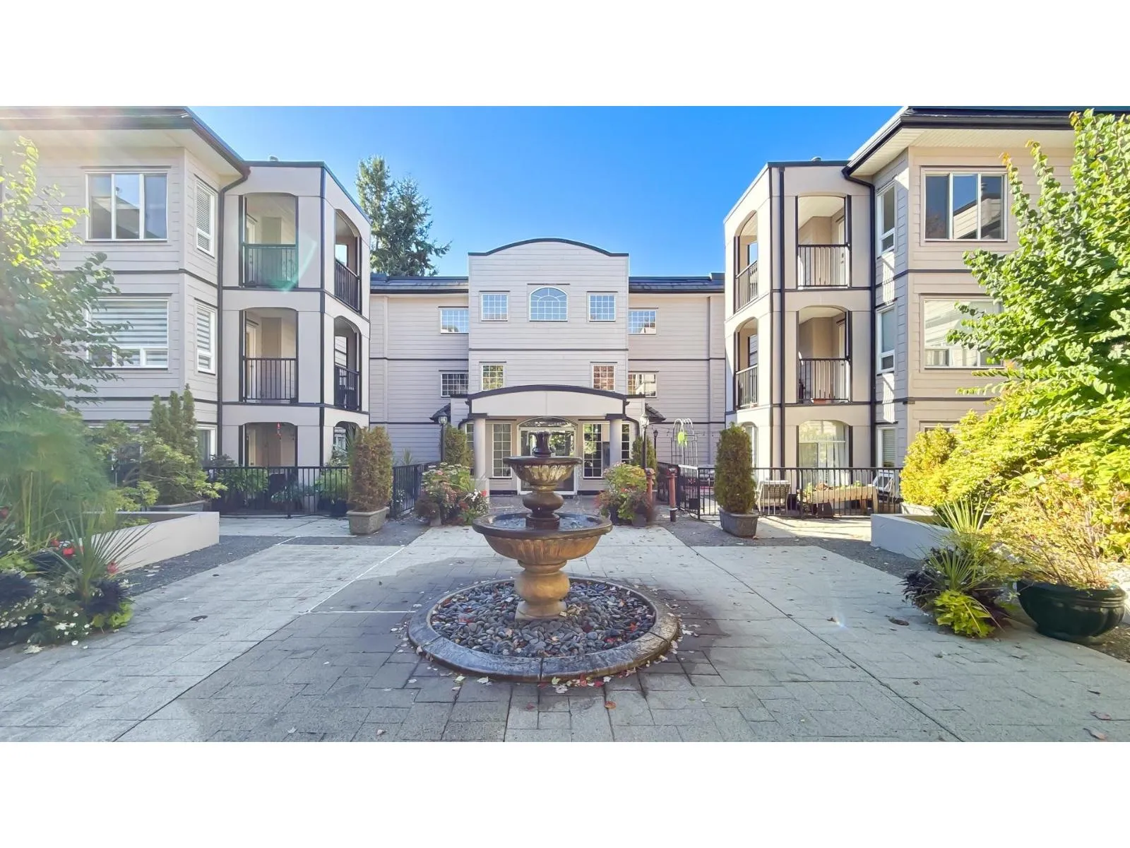 Apartment for rent: 109 1533 Best Street, White Rock, British Columbia V4B 4E9