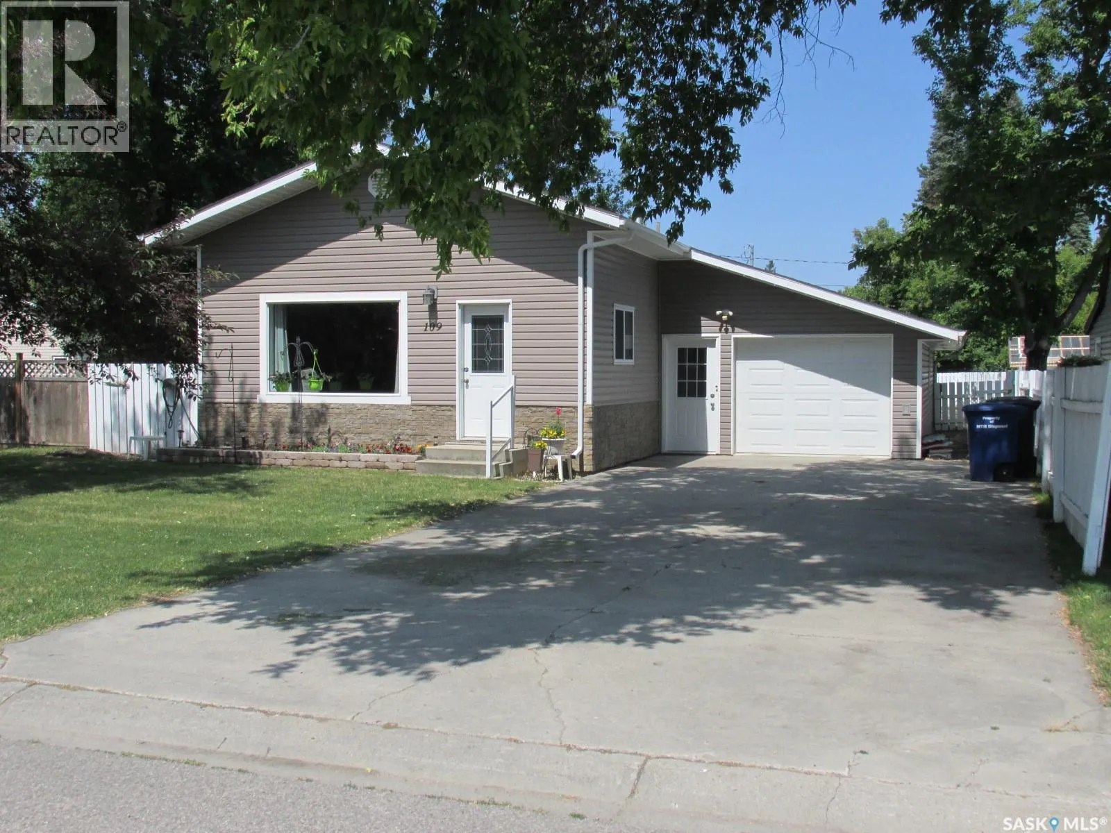 House for rent: 109 7th Avenue E, Nipawin, Saskatchewan S0E 1E0