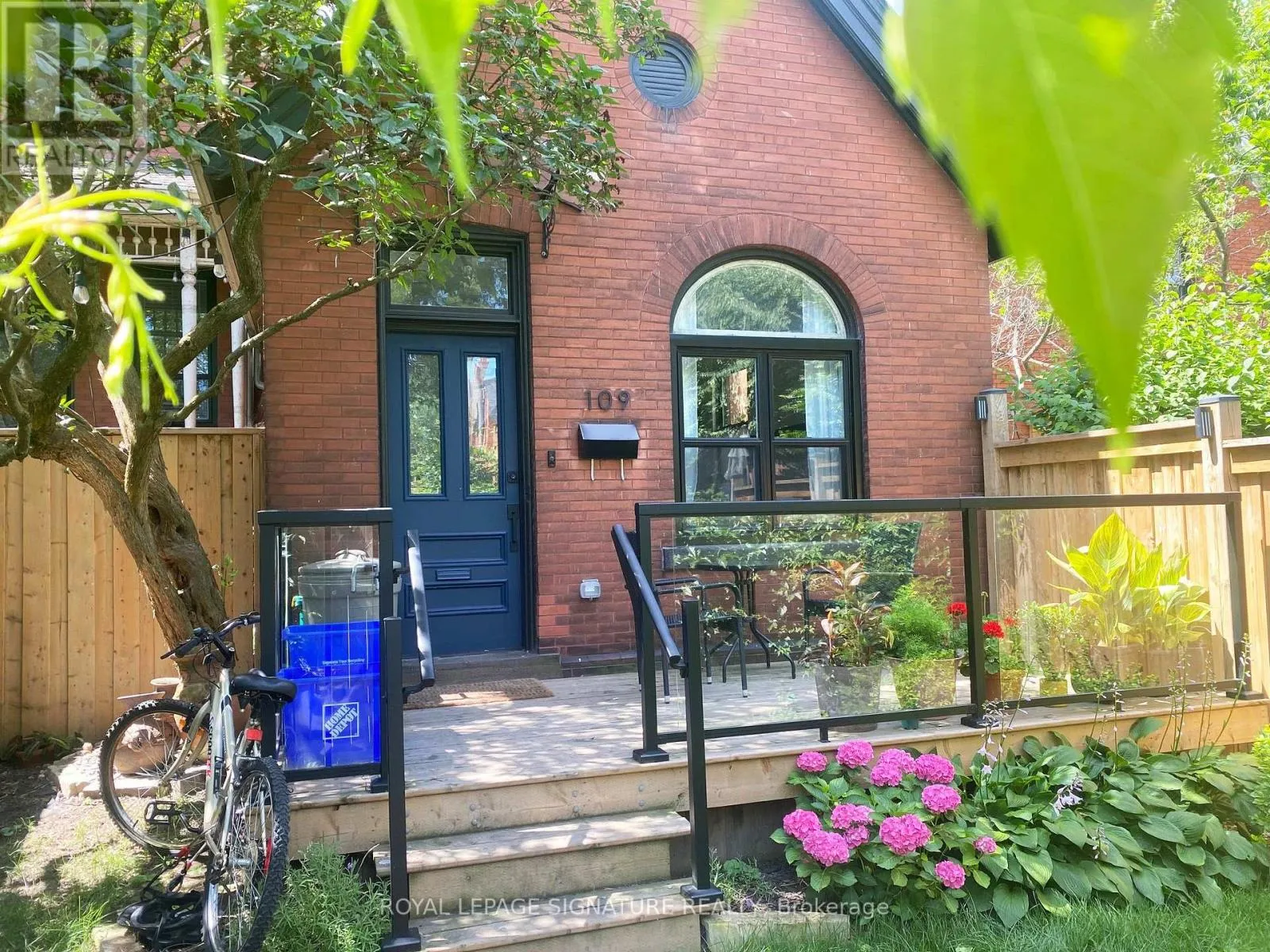 House for rent: 109 Charlton Avenue N, Hamilton, Ontario L8P 2C5