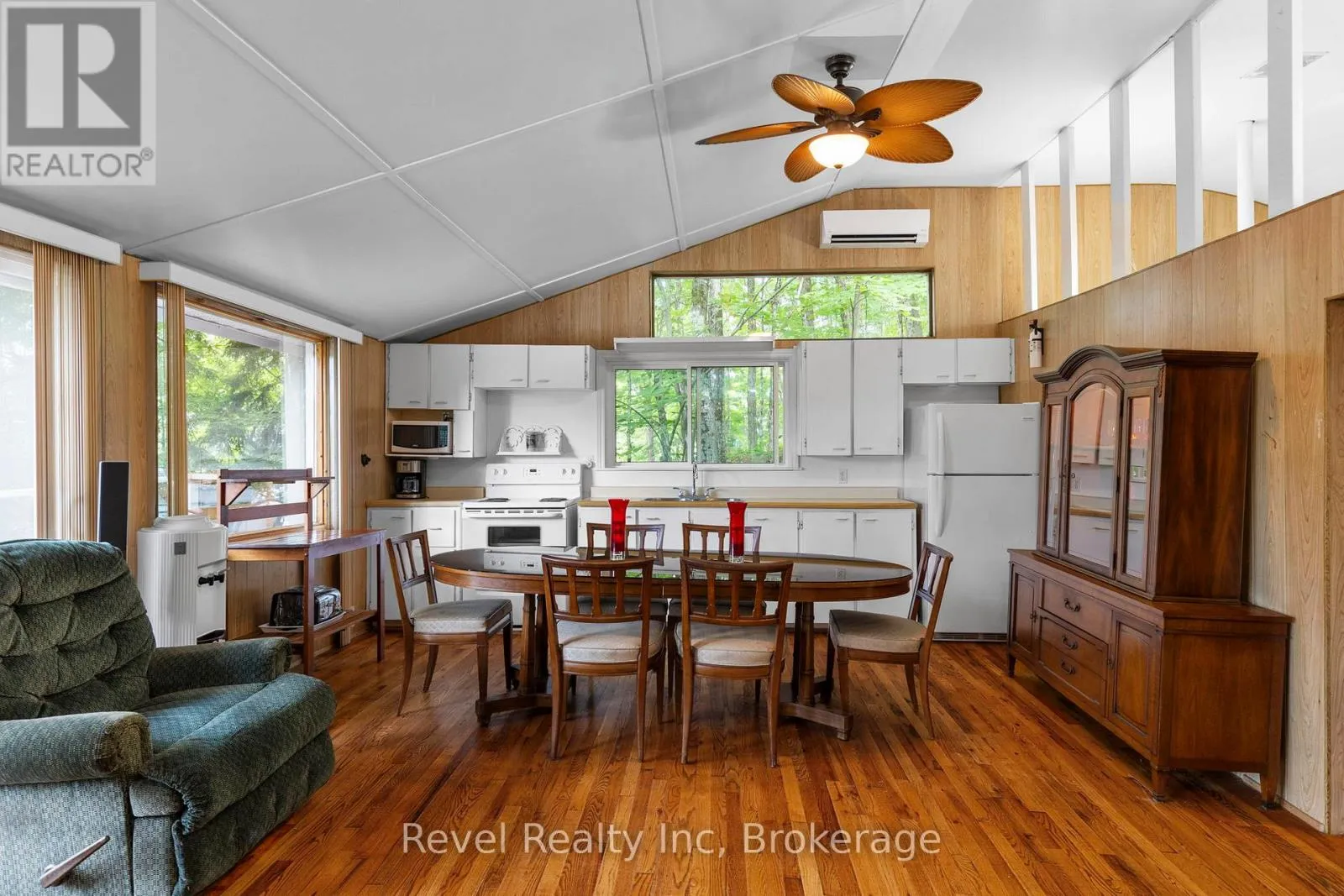 House for rent: 1096 Cowan Park Road, Muskoka Lakes, Ontario P0B 1M0