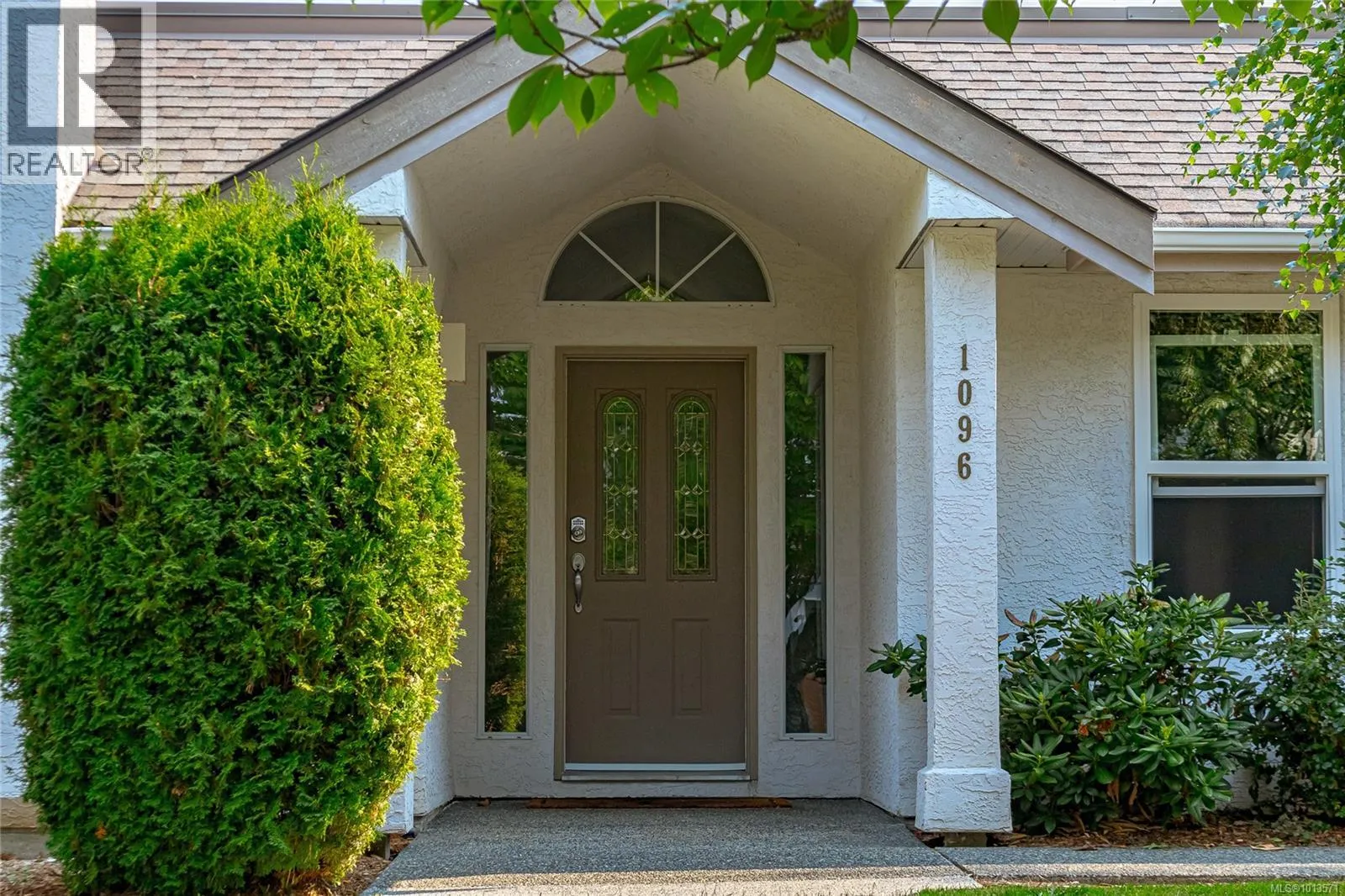 Duplex for rent: 1096 Valewood Trail, Saanich, British Columbia V8X 5E3