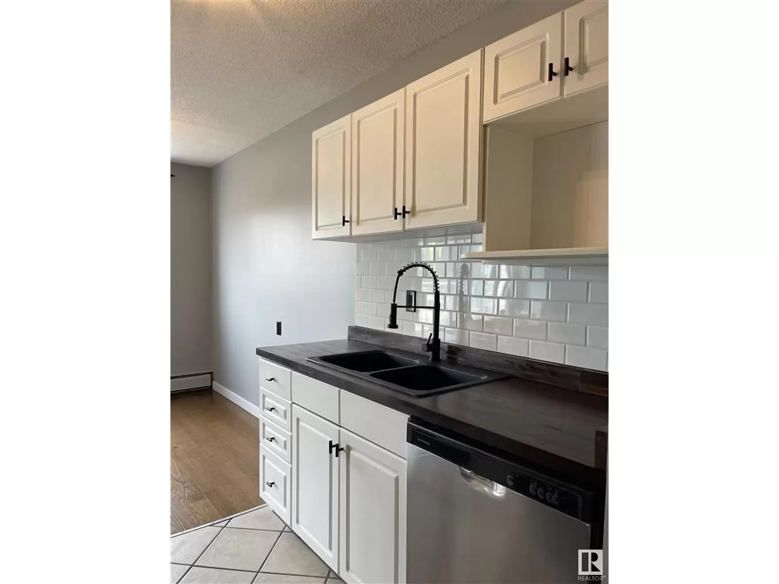 Apartment for rent: #11 11219 103a Av Nw, Edmonton, Alberta T5K 2E4