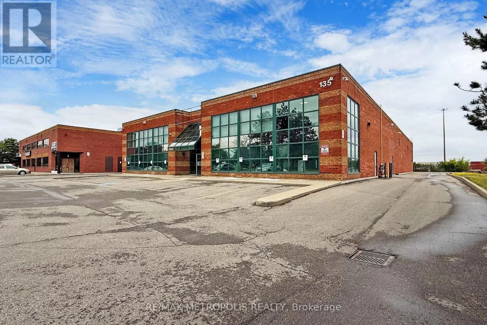 Warehouse for rent: 11 & 12 - 135 Devon Road, Brampton, Ontario L6T 5A4