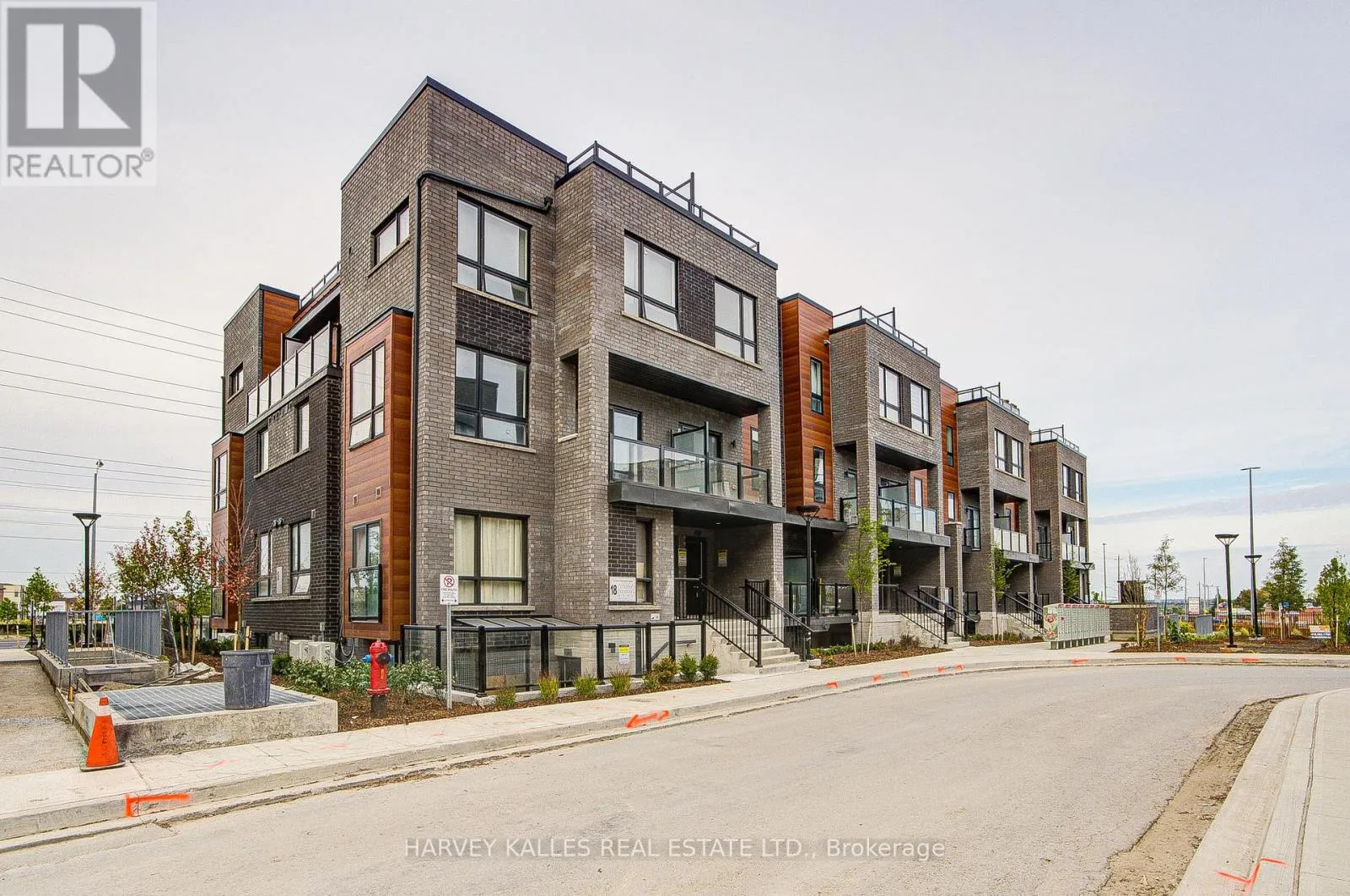 Row / Townhouse for rent: 11 - 18 Lytham Green Circle, Newmarket, Ontario L3Y 0H4