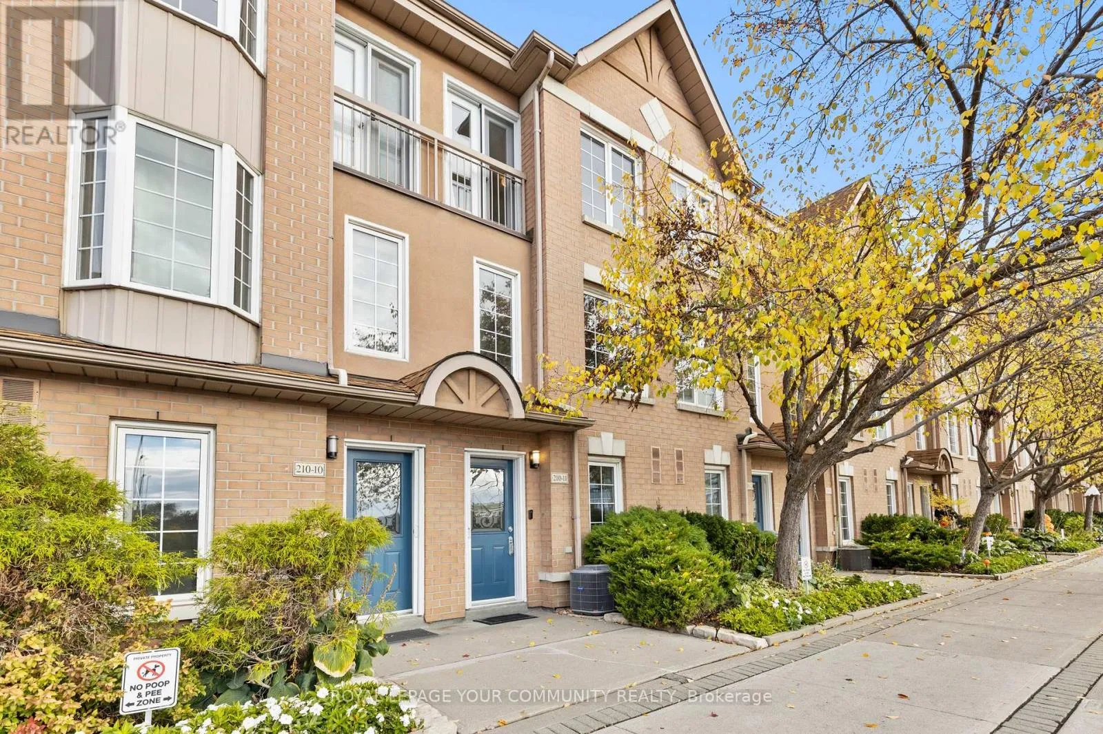 Row / Townhouse for rent: 11 - 210 Manitoba Street, Toronto, Ontario M8Y 4G7