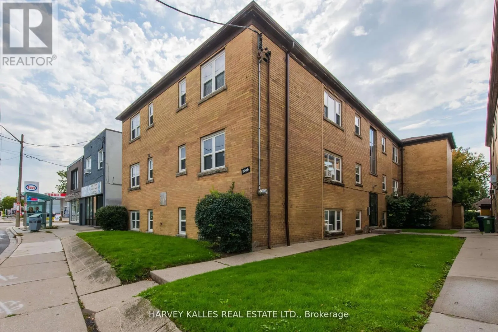 Other for rent: 11 - 2905 St Clair Avenue E, Toronto, Ontario M4B 1N5