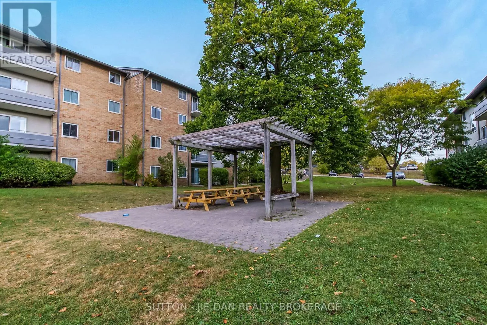 Apartment for rent: 11 - 635 Wonderland Road S, London South, Ontario N6K 1M1