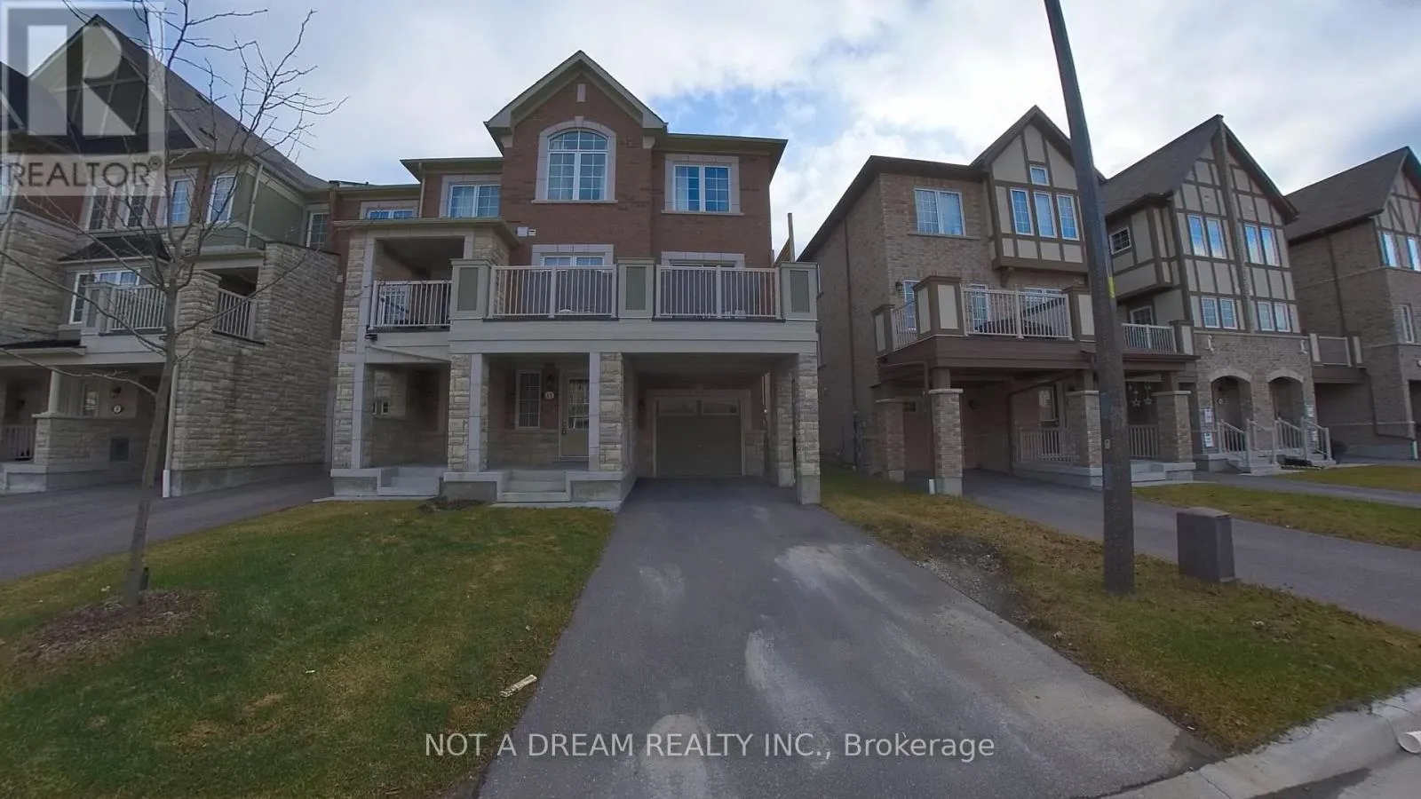 Row / Townhouse for rent: 11 Bluegill Crescent, Whitby, Ontario L1P 0E4