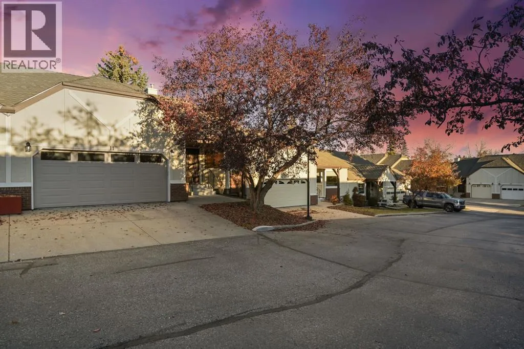 Row / Townhouse for rent: 11 Coach Side Terrace Sw, Calgary, Alberta T3H 1L6