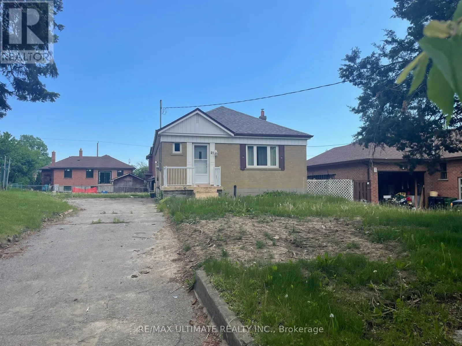 House for rent: 11 Flamingo Crescent, Toronto, Ontario M6M 4E9