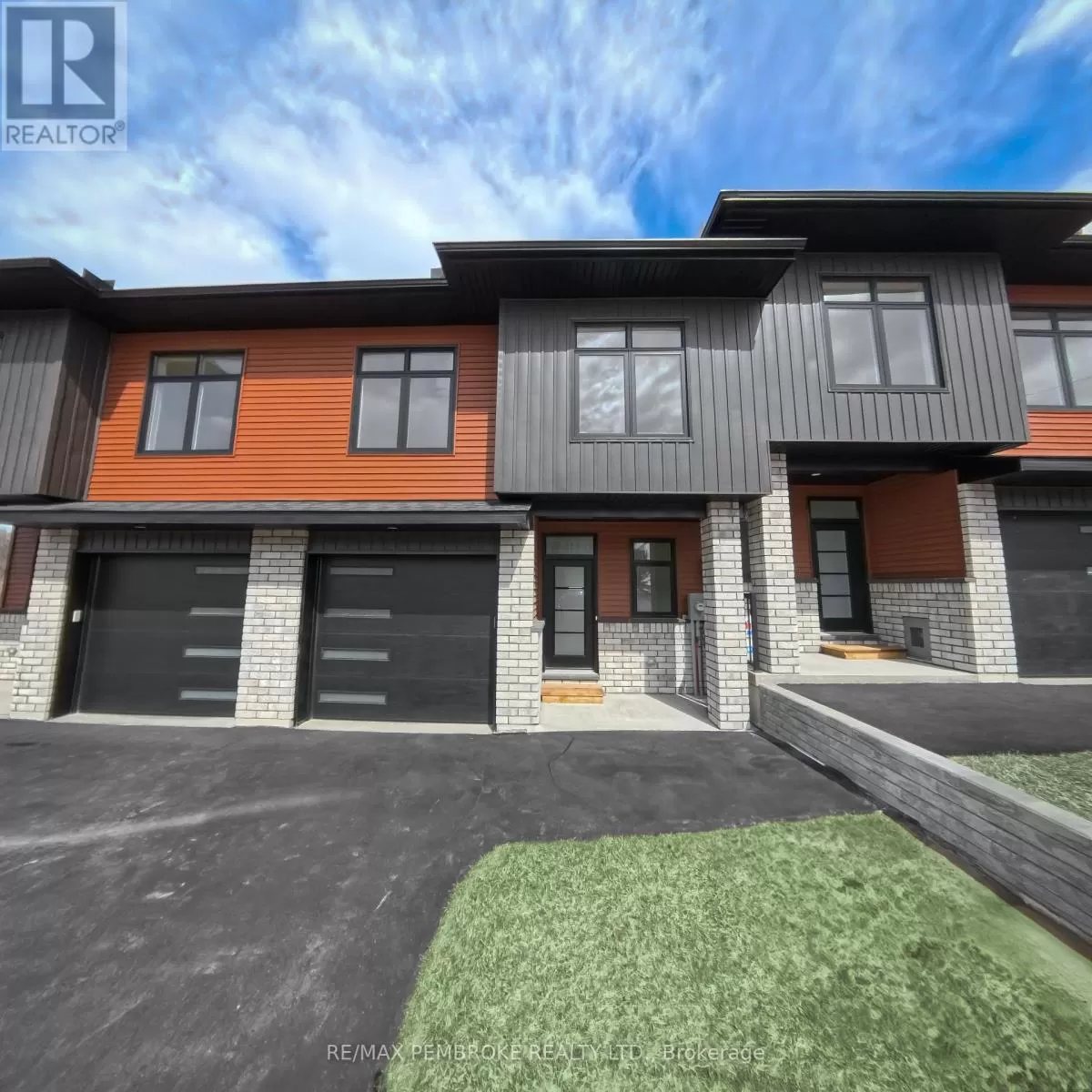 Row / Townhouse for rent: 11 Northbrook Street, Petawawa, Ontario K8H 3N4