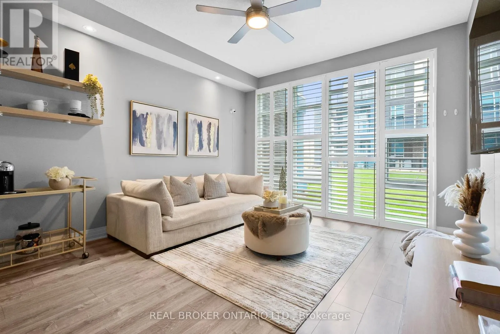 Apartment for rent: 110 - 10 Concord Place W, Grimsby, Ontario L3M 0G6