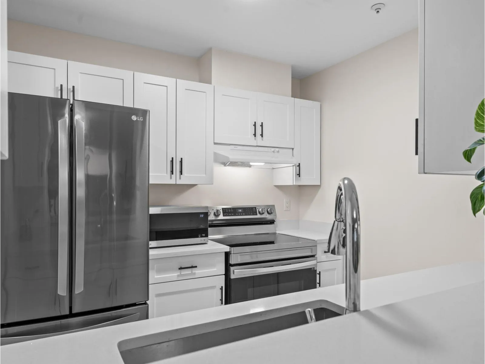 Apartment for rent: 110 14885 100 Avenue, Surrey, British Columbia V3R 0W1