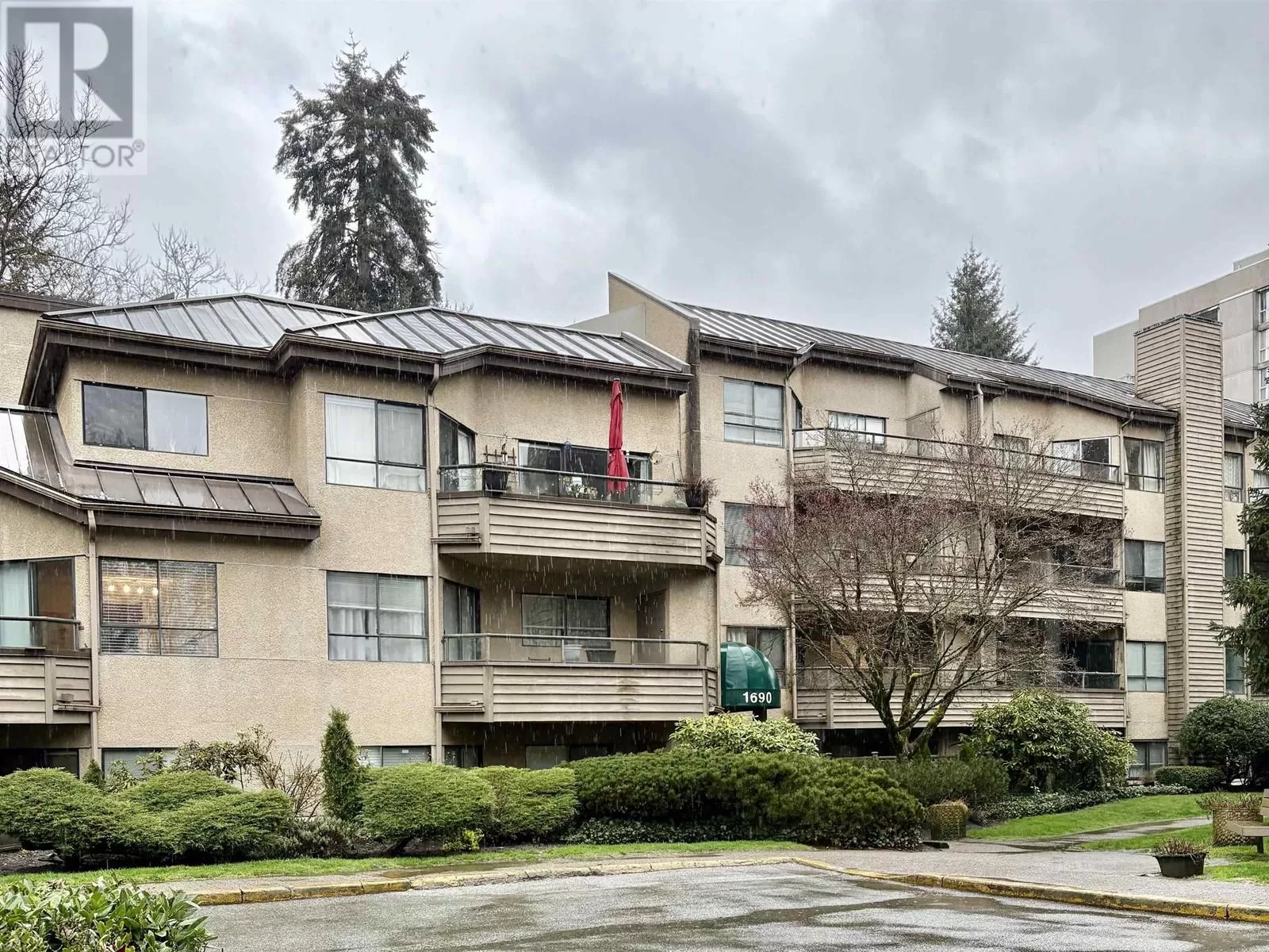 Apartment for rent: 110 1690 Augusta Avenue, Burnaby, British Columbia V5A 2V6