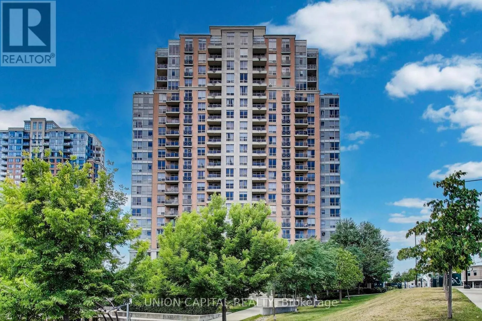 Apartment for rent: 1104 - 5229 Dundas Street W, Toronto, Ontario M9B 6L9