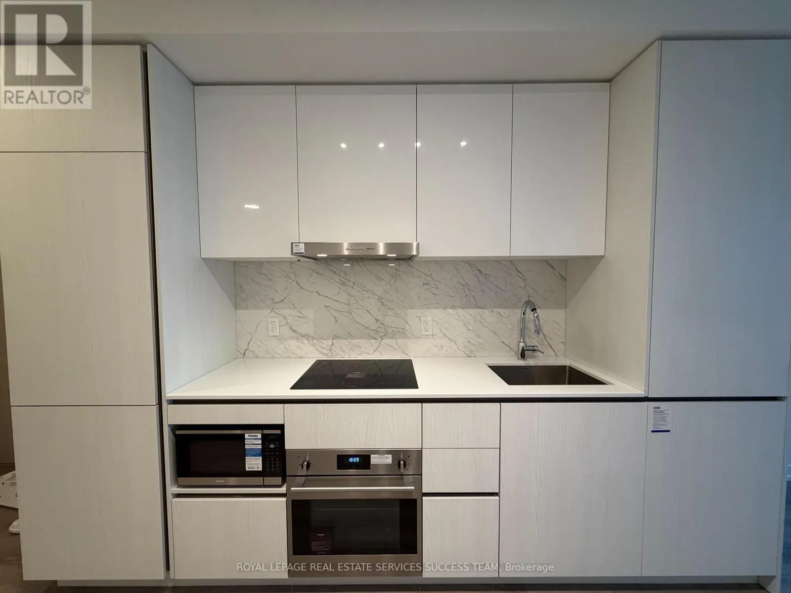 Apartment for rent: 1107 - 8 Interchange Way, Vaughan, Ontario L4K 0P9